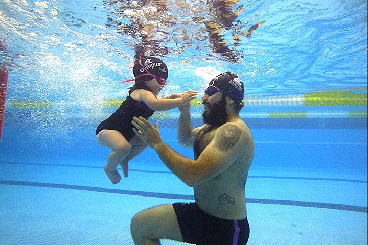¿Cómo la natación fortalece los lazos afectivos entre el bebé y sus padres?
