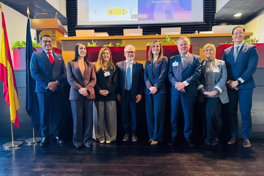 Usuarios de redes critican a Santiago Nieto por viaje a España