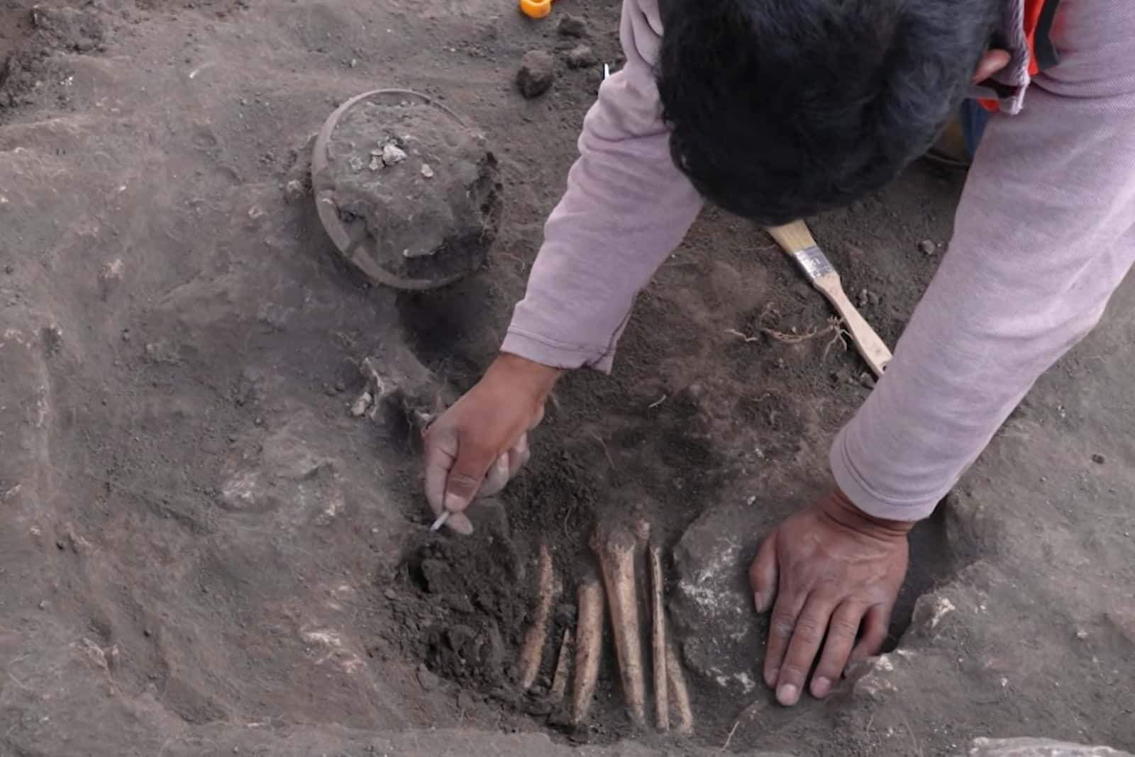 Descubren sistema de tumbas teotihuacanas en trabajos del tren México-Querétaro