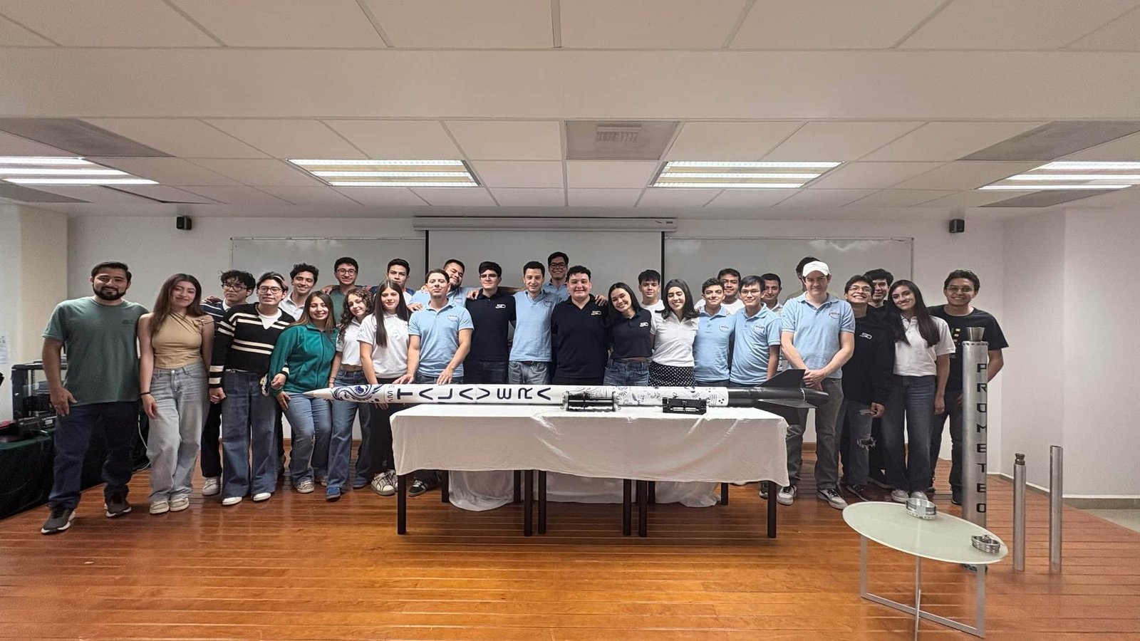 Estudiantes de la UNAQ desarrollan cohete para certamen internacional de ingeniería aeroespacial