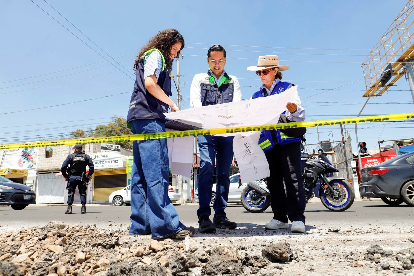 Supervisan construcción de nueva parada de autobús en Avenida Candiles
