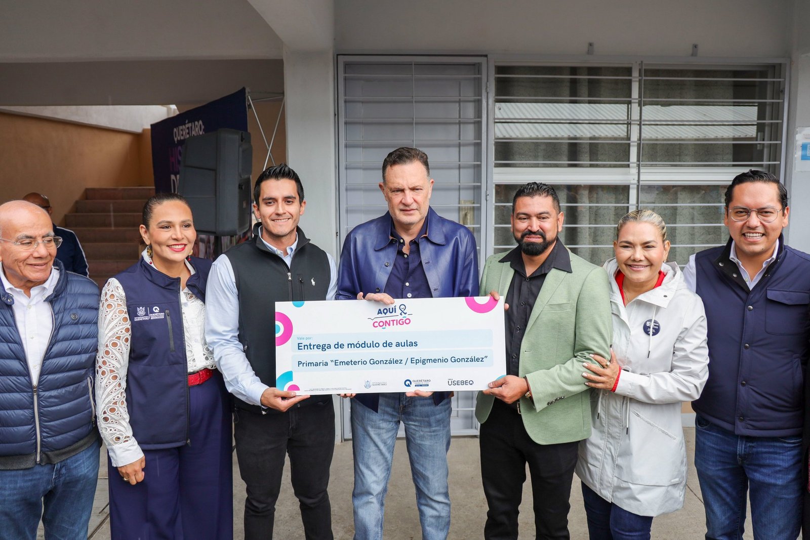 Entregan Kuri y Chepe útiles escolares en primaria de La Negreta