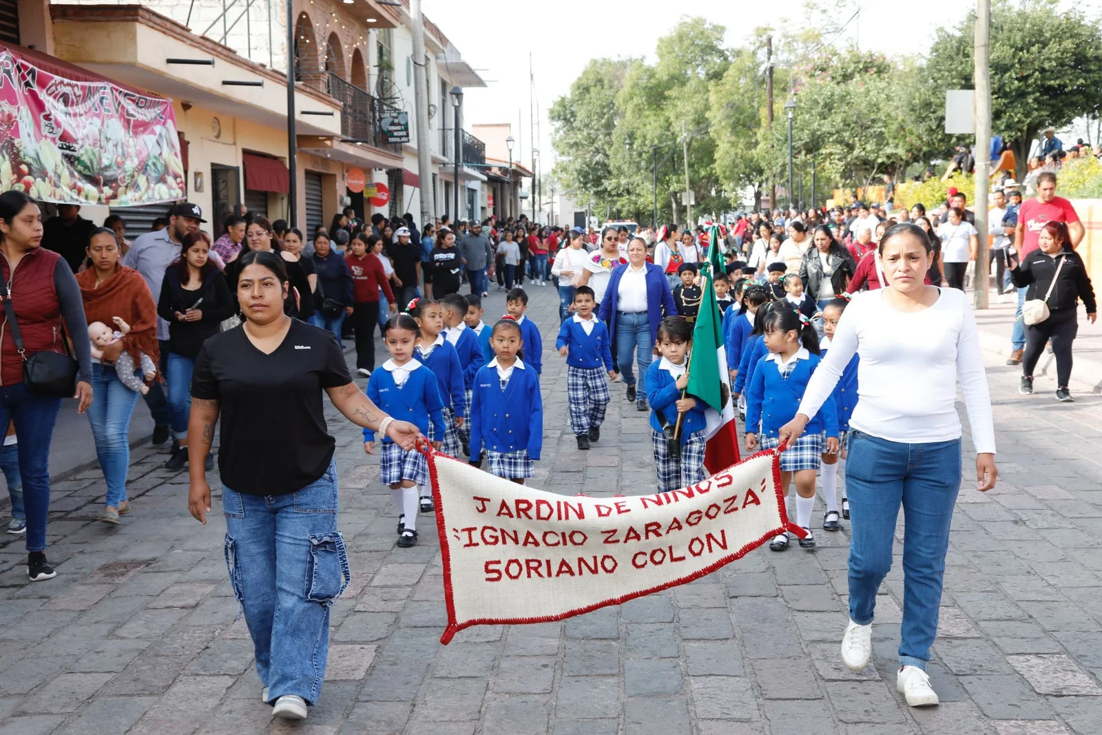 Desfile de Independencia reúne a escuelas y familias de Colón