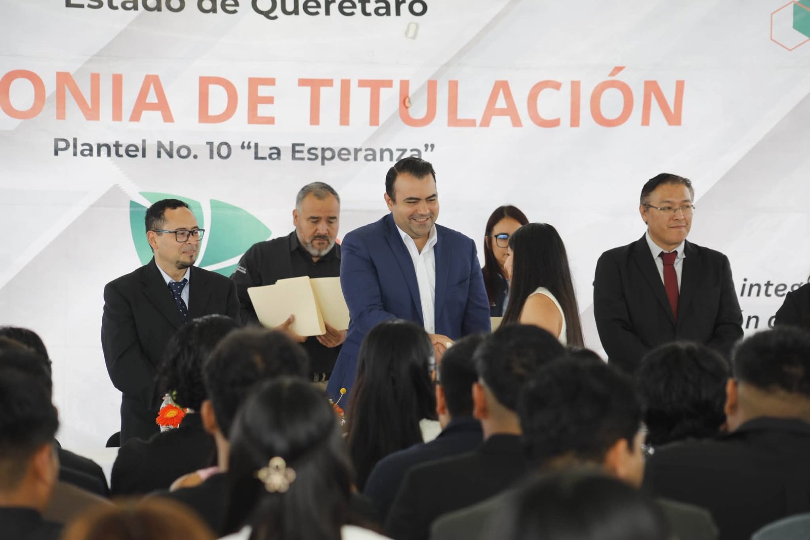 Trueba comparte con familias de La Esperanza la alegría de 86 titulados