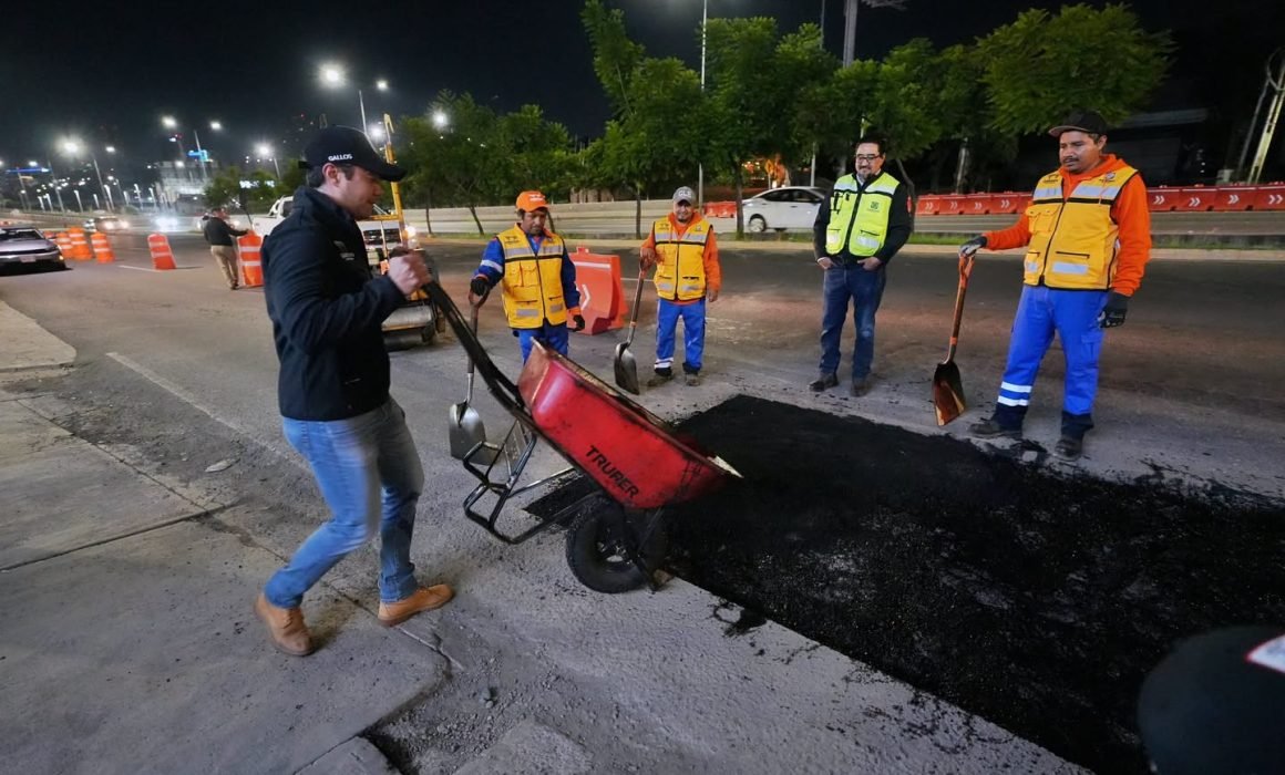 Felifer Macías supervisa bacheo realizado durante la madrugada